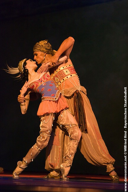 lucia lacarra zobeide et lukas slavicky (l'esclave doré) dans schéhérazade