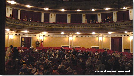 public dans la salle du theatre de pampelune