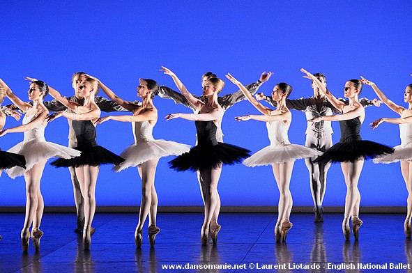 Le Corps de ballet de l'English National Ballet dans Etudes, chor. Harald Lander