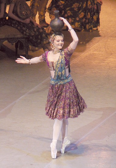 sandrine marache dans la danse manou (la bayadere)