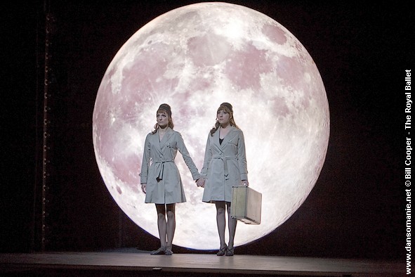 martha wainwright et zenaida yanowsky dans the seven deadly sins